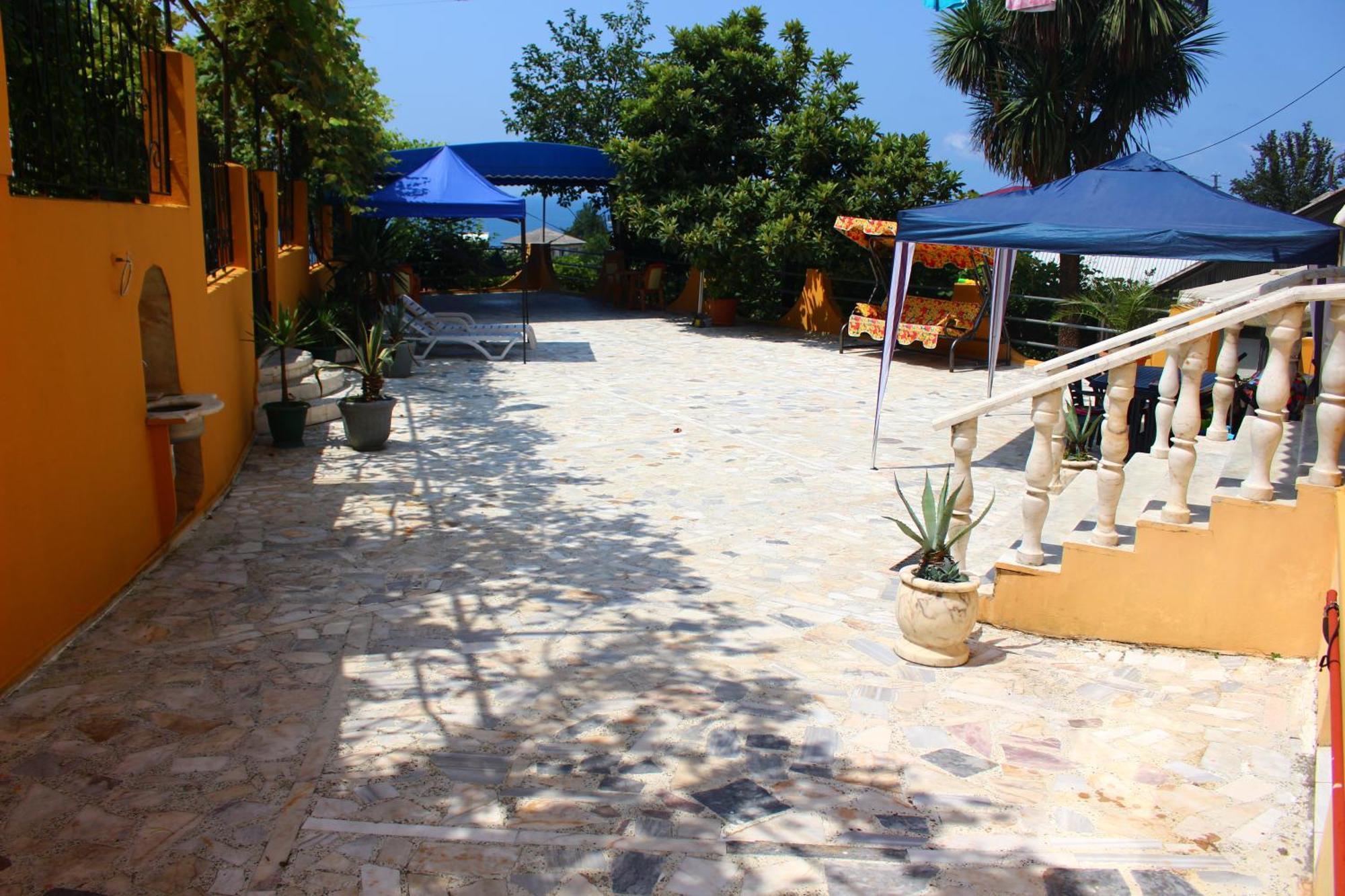 Guest House Lazika Sarpi Luaran gambar